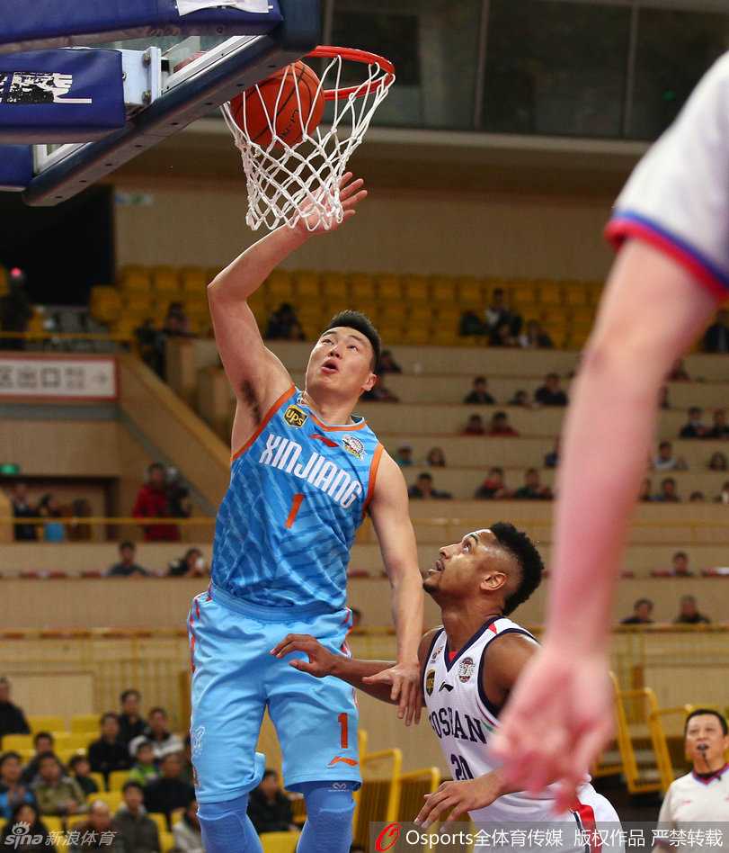 布朗绝命一击点燃佛山,新疆群星黯淡吞下爆冷苦果 大唐内线背身单打,用经验和技术与年轻的周琦展开一场大中锋之间的硬核对决。