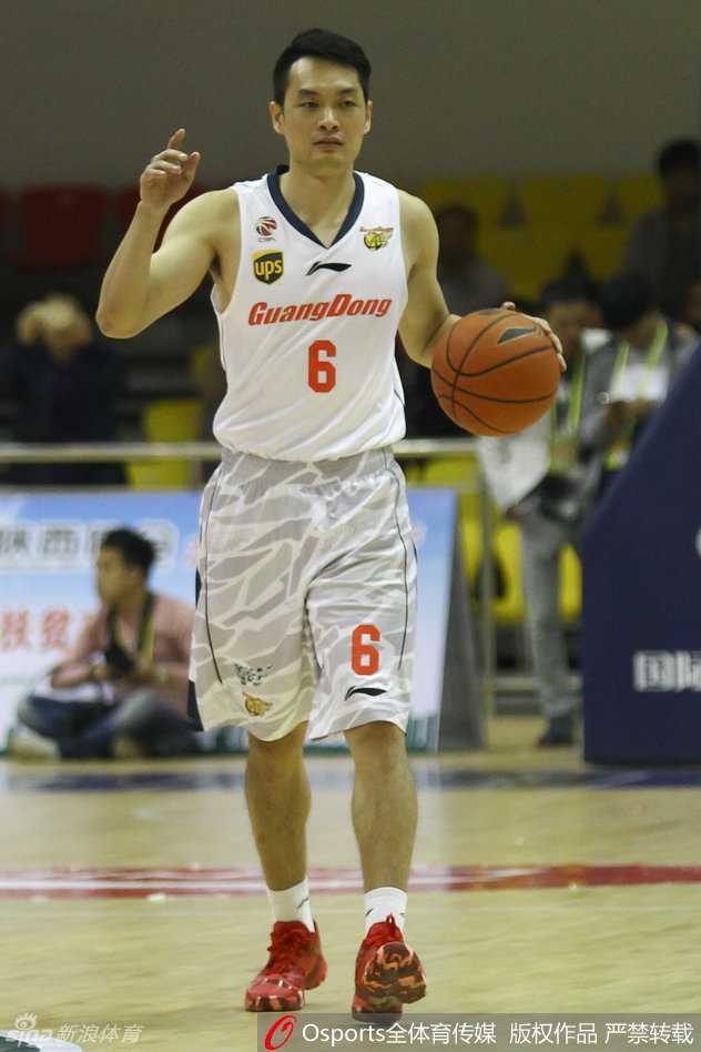 布泽尔慢热启航,陈江华夹缝求生,王治郅招牌跳投照亮彬县夜空 在一次快速攻防转换中,双方球员为了争夺球权同时倒地,人仰马翻的瞬间充满了肌肉碰撞的原始激情,汗水在灯光下显得格外晶莹。