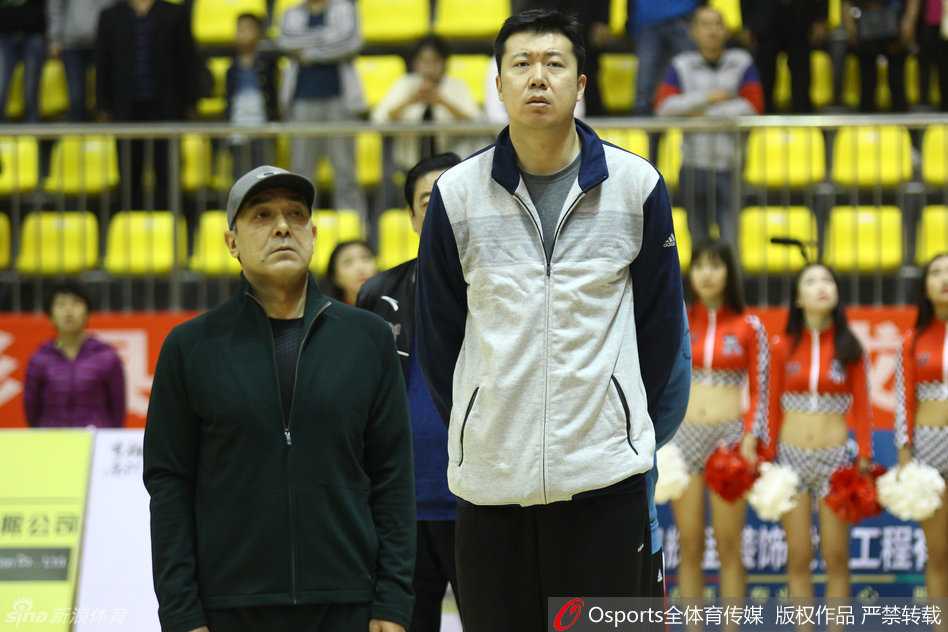 布泽尔慢热启航,陈江华夹缝求生,王治郅招牌跳投照亮彬县夜空 王治郅在防守端高举双臂,遮天蔽日地干扰着广东队的投篮,眼神坚毅而从容,仿佛一道横亘在禁区前的叹息之墙。