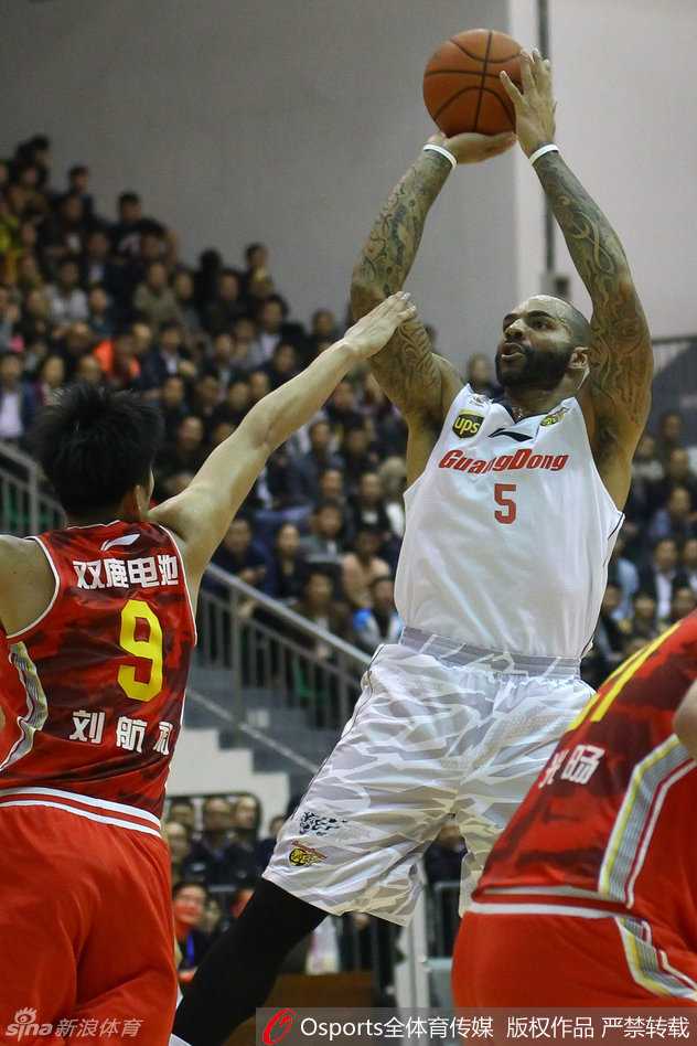 布泽尔慢热启航,陈江华夹缝求生,王治郅招牌跳投照亮彬县夜空 陈江华在八一队多人围堵的夹缝中强行突围,他压低重心,如同一条游龙般穿梭于长人林立的禁区,脸上写满了誓要撕裂防线的坚毅。