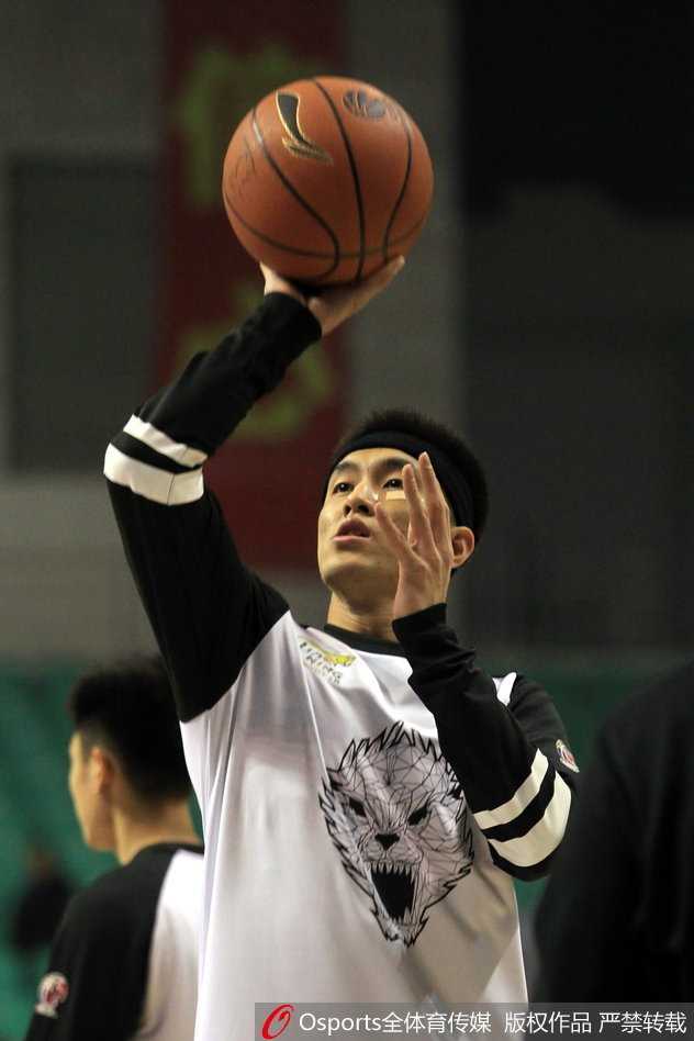 带伤复出拼劲十足 郭艾伦贴创可贴书写硬汉篇章 赛前热身即将结束,郭艾伦表情严肃地走向场边,脸上的创可贴诉说着他带伤上阵的顽强故事。