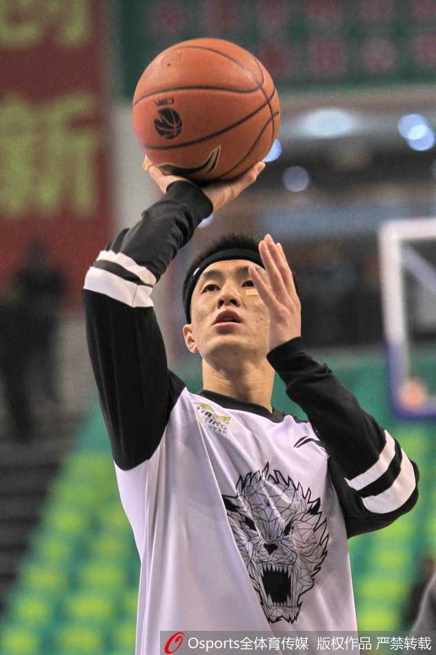 带伤复出拼劲十足 郭艾伦贴创可贴书写硬汉篇章 郭艾伦在赛前拉伸筋骨,动作幅度很大,丝毫看不出面部有伤,全情投入到赛前的身体激活中。