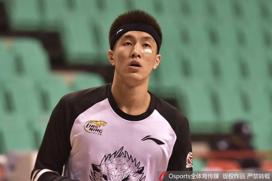 带伤复出拼劲十足 郭艾伦贴创可贴书写硬汉篇章 郭艾伦在热身时认真地进行运球练习,黑白色的球衣搭配头带和创可贴,展现出他硬朗的比赛作风。