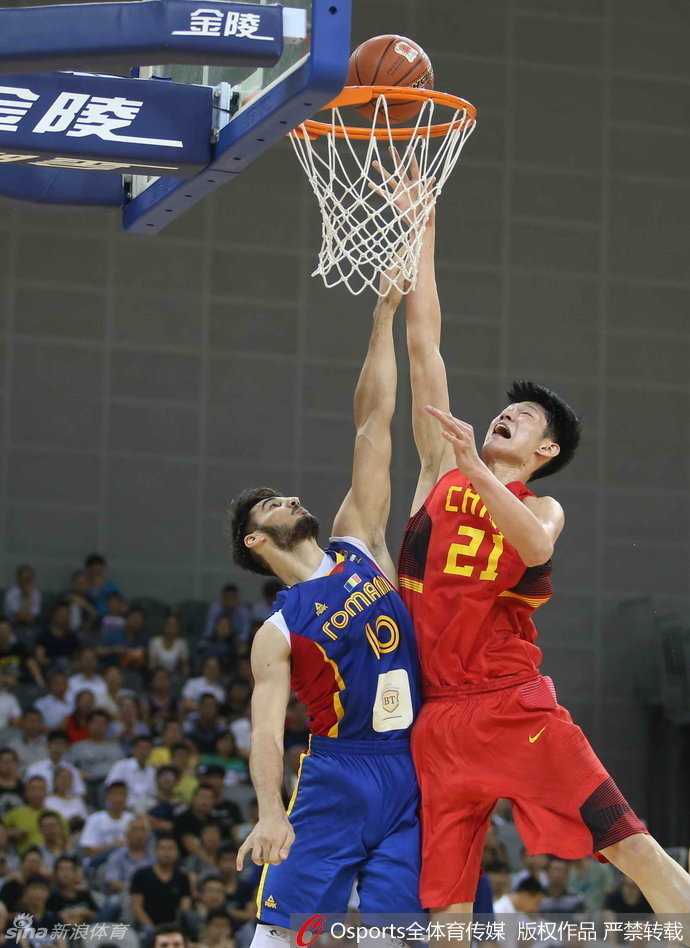 吴前在命中关键球后激动庆祝，握拳怒吼，脸上洋溢着自信与兴奋，身后的观众席也为之沸腾。