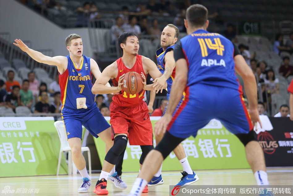 胡金秋在篮下凭借灵活的脚步卡住身位，背身单打对手，强壮的身体对抗展现了他扎实的内线技术。