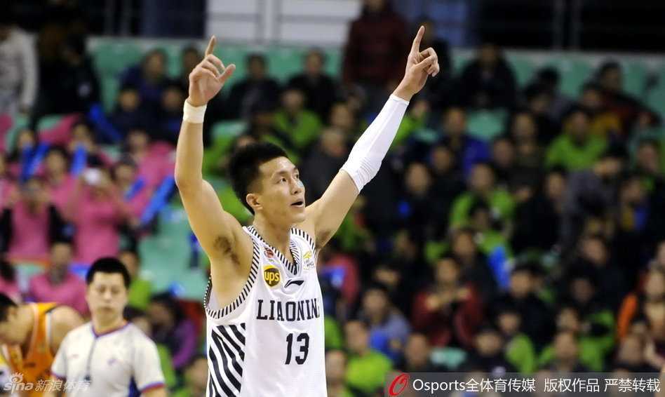 郭艾伦如闪电般撕破防线，高难度拉杆上篮命中，引爆全场球迷热情