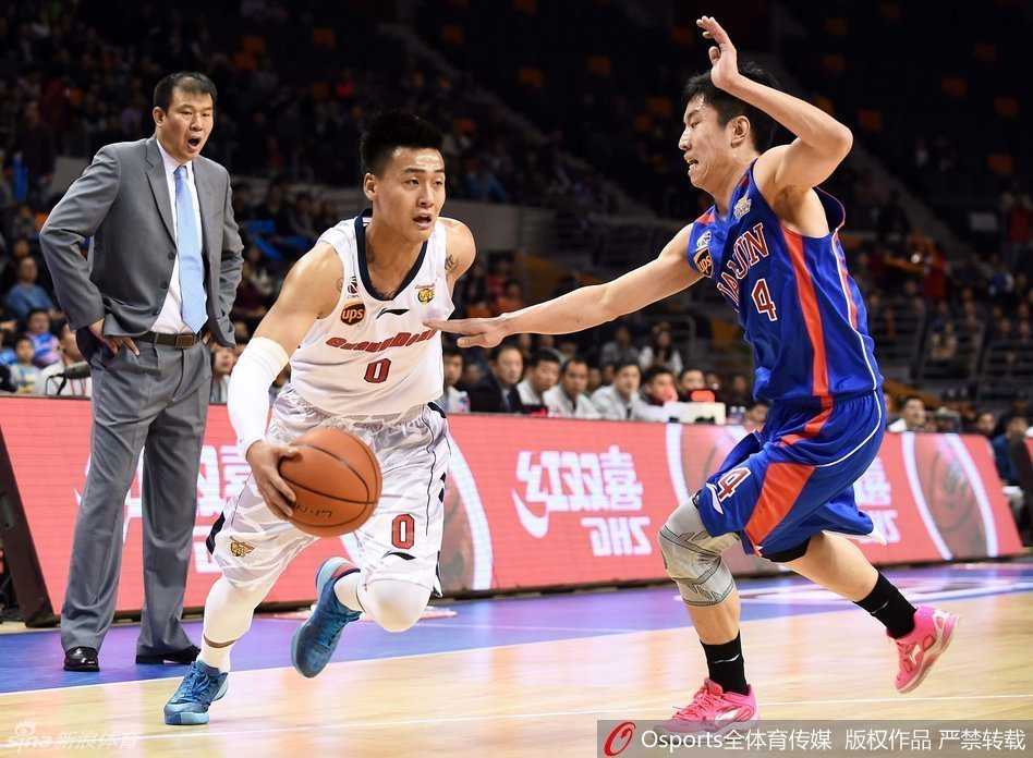 布泽尔背身顶防对手，利用经验巧妙转身，用一记招牌式的跳投将球稳稳送入篮筐。