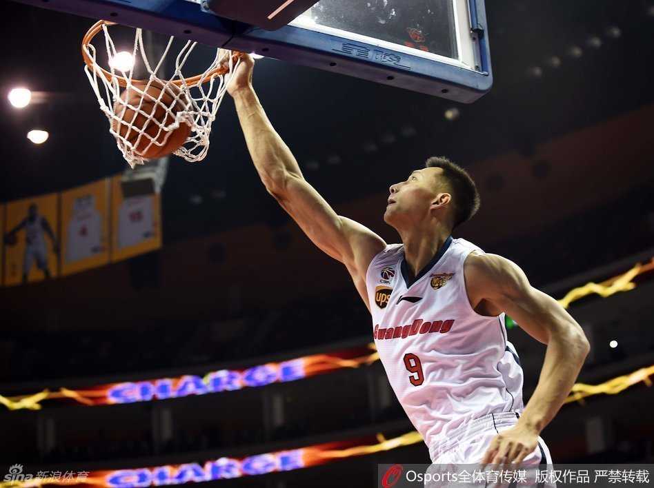 易建联犹如天神下凡，在对方两名内线头顶狠狠将球砸进篮筐，整个球馆都被他的霸气所震慑。