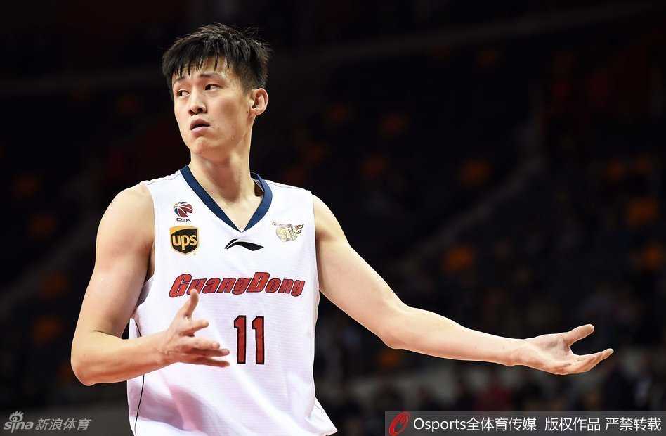 高尚在有限的上场时间里果断出手，皮球应声入网，年轻球员的每一次得分都来之不易。