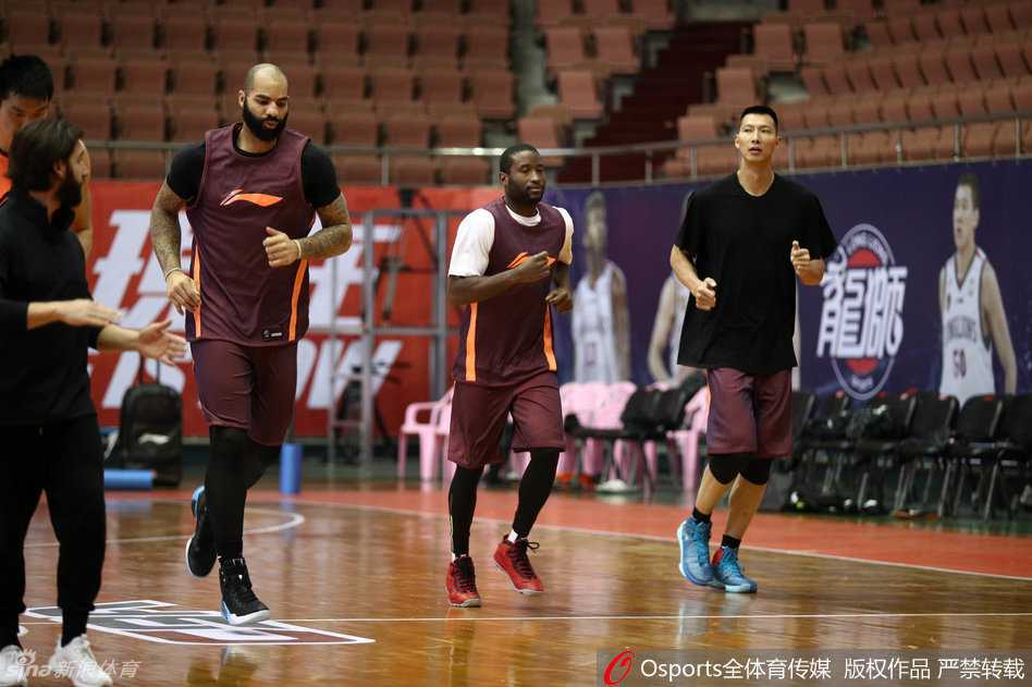 广东宏远全队集合，球员们围拢在主教练身边，认真聆听战术布置，团队凝聚力十足。