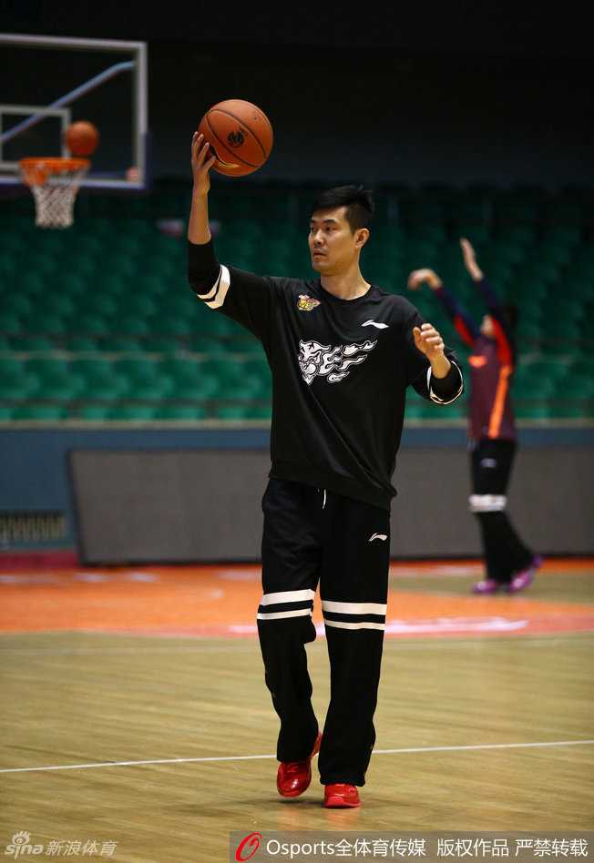 高尚在训练间隙笑逐颜开，这位年轻小将脸上丝毫没有大战前的紧张，反而充满了活力和自信，仿佛在等待一个证明自己的机会。