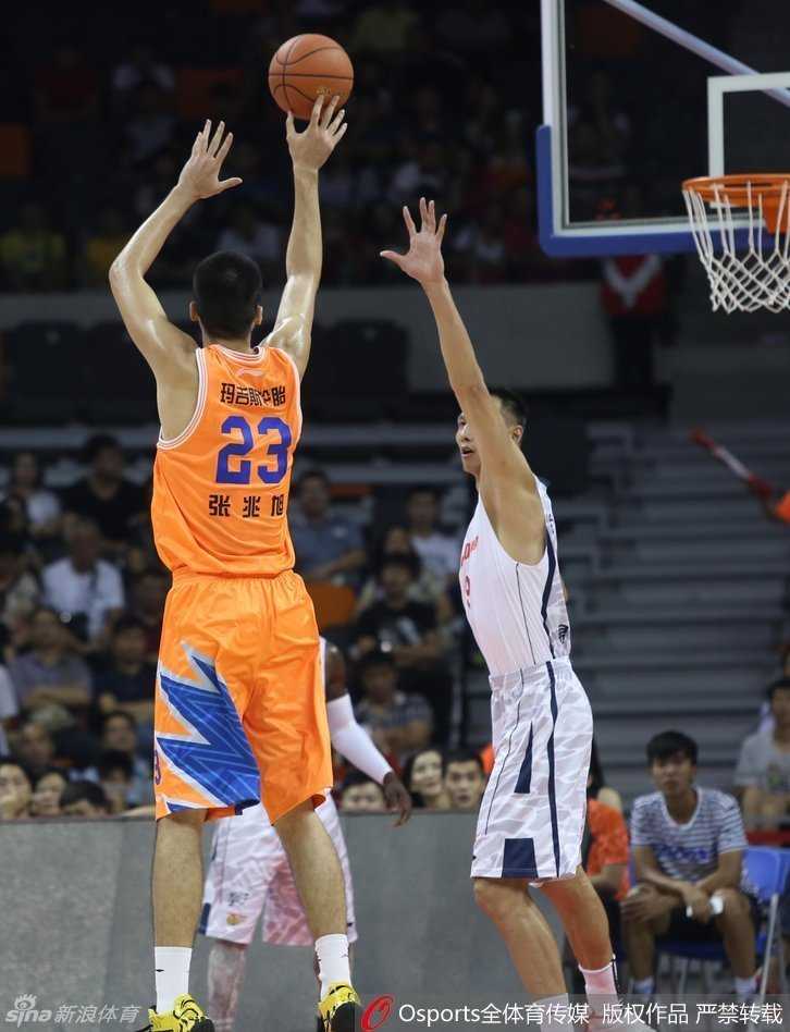 易建联招牌式的柔和勾手，在对抗中依然保持完美手型，篮球稳稳空心入网。