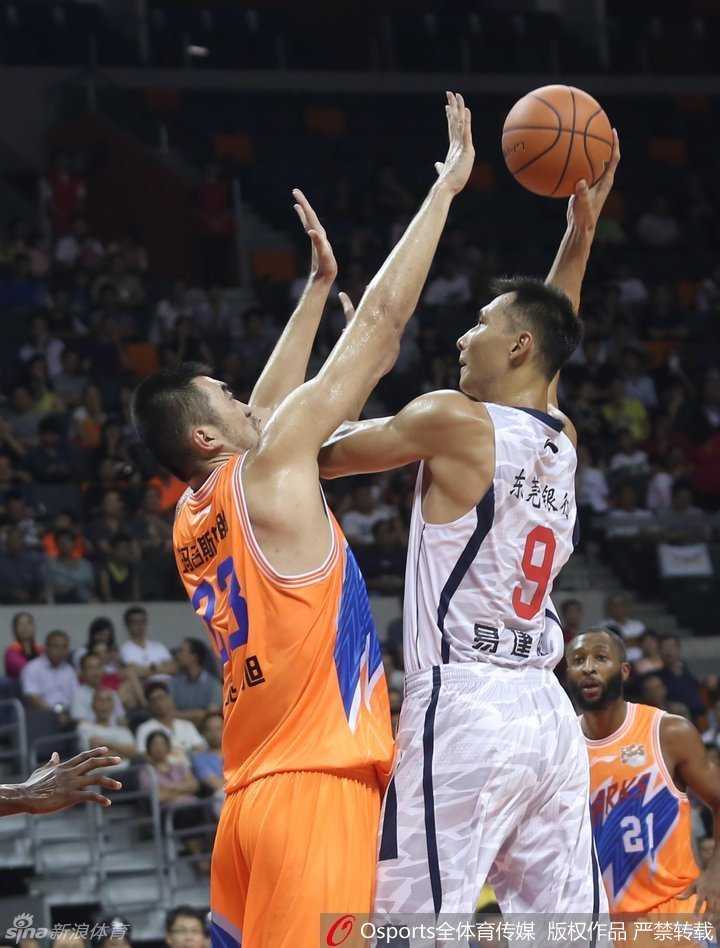 刘晓宇赛后面对话筒，眼神中透露着复杂情感，这是他首次以对手身份面对老东家广东宏远。