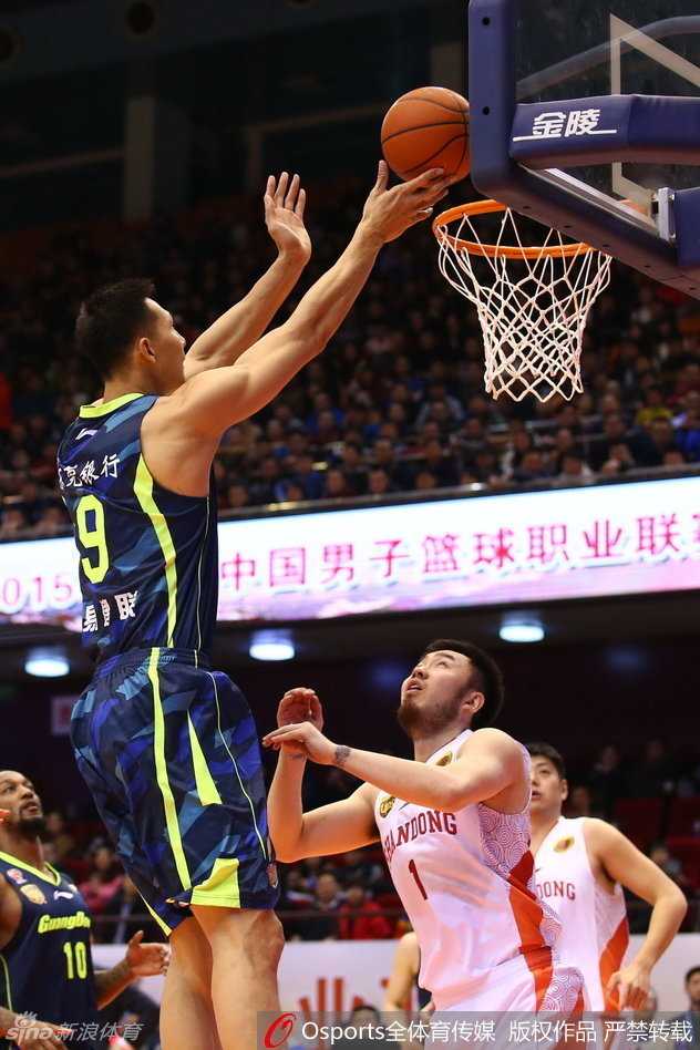 易建联如空中霸王般单手劈扣，展现中国篮球第一人的霸气