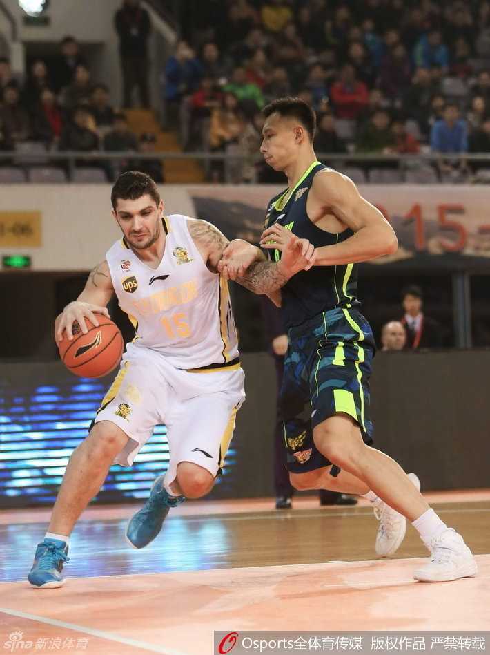 面对北控外援巴蒂斯塔的强行上篮，易建联利用出色的臂展和预判，送出一记惊天大帽，捍卫了宏远的禁区尊严。