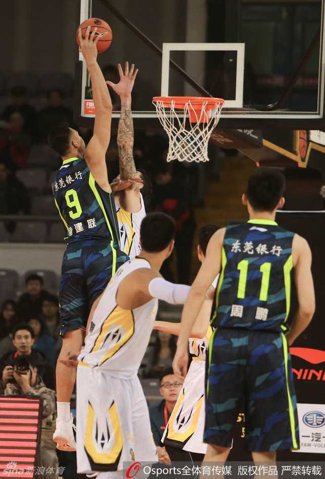 在球队陷入得分荒时，易建联用一记势大力沉的单手灌篮重振士气，他的眼神中透露出必胜的决心。