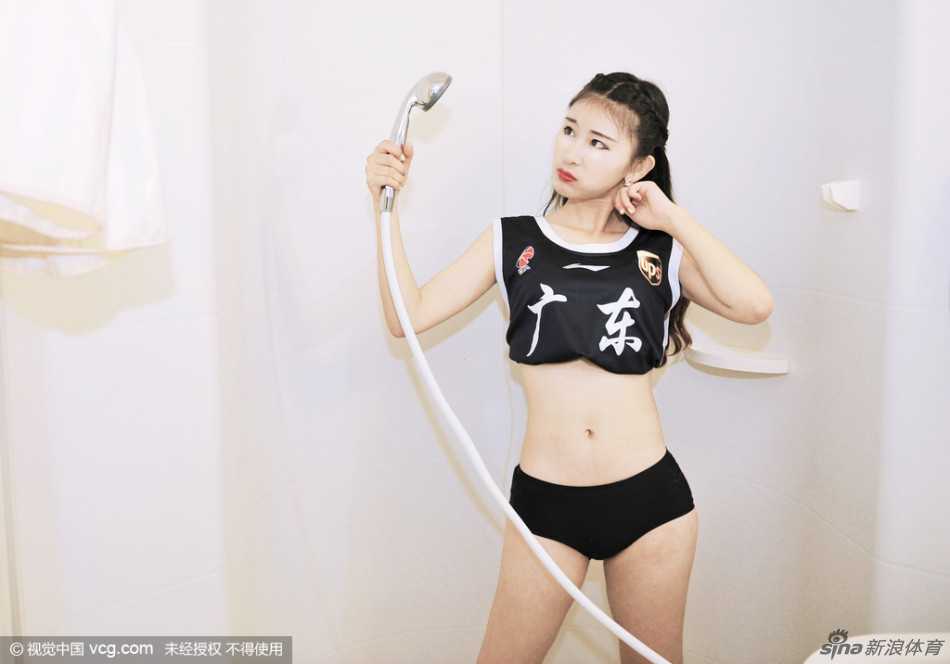 宏远啦啦队宝贝置身纯白浴室，手持篮球俏皮浅笑，用青春活力为客场作战的广东队送去清新祝福