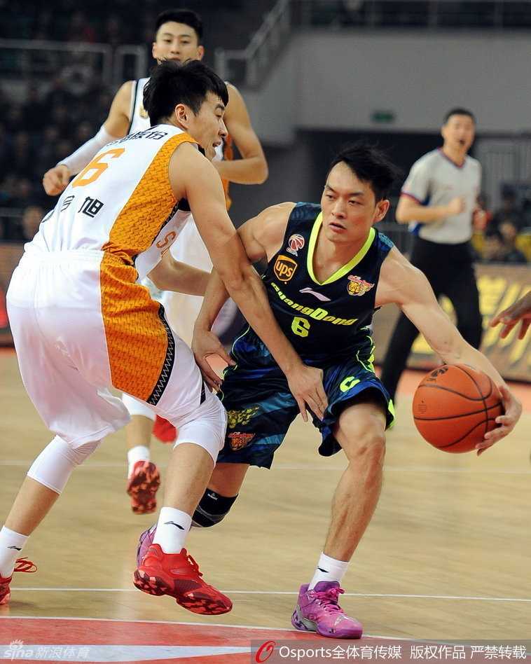 杜锋场边从容指挥若定，眼神中透露出游刃有余的自信