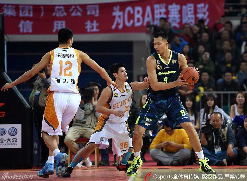 易建联篮下强起制衡防守，强硬上演双手暴扣