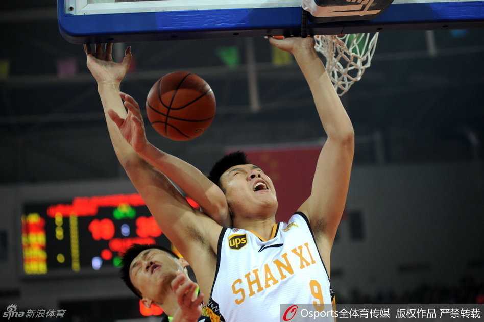 琼斯手指受伤无奈场边观战，神情写满不甘