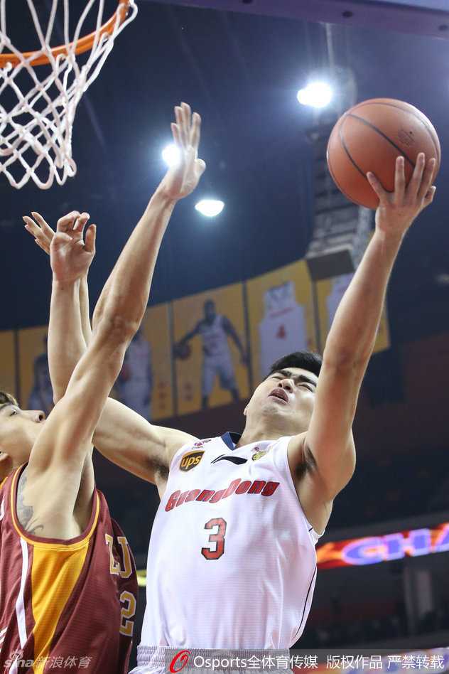 广东宏远豪取十一连胜,团队篮球助华南虎高歌猛进 布泽尔稳稳命中标志性中投,仿佛让人看到昔日爵士名宿的风采
