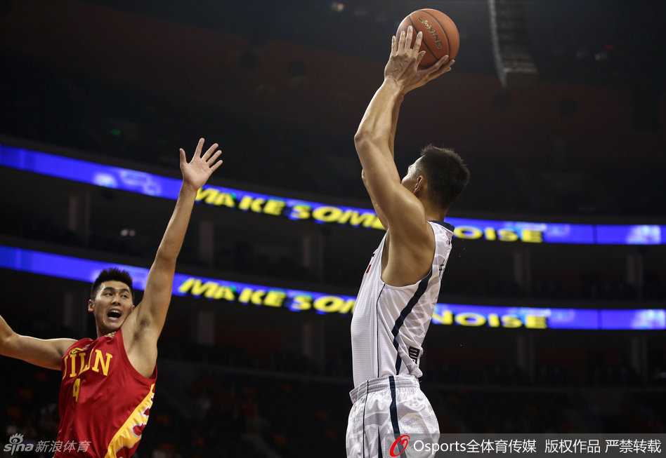 广东宏远鏖战记:阿联的暴扣与钟诚的铁血防线 易建联面对防守急停跳投,篮球划过一道完美的弧线空心入网