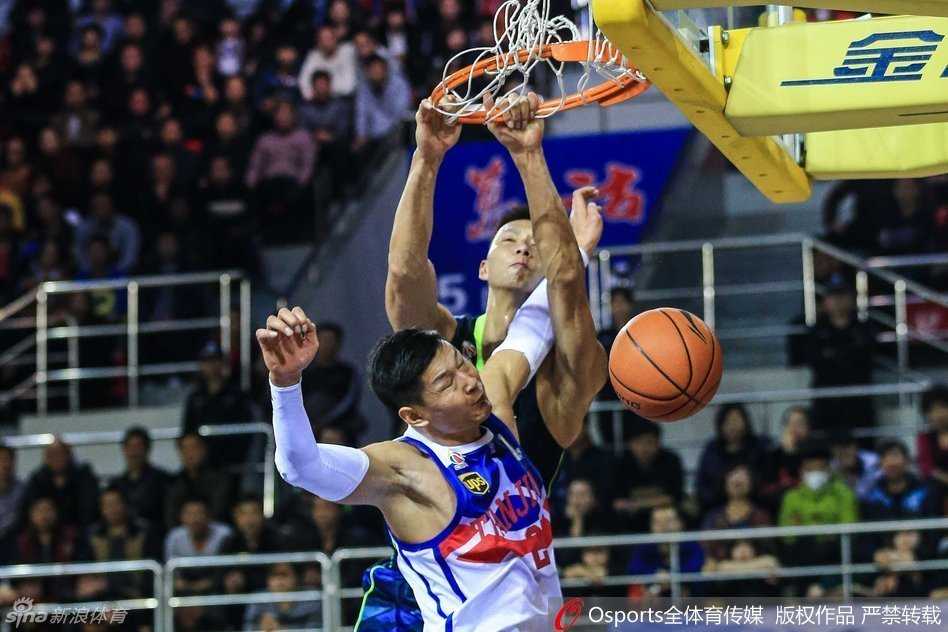 易建联如飞天神将，隔着尚平的单手怒扣，背景板尚平只能无奈仰望。