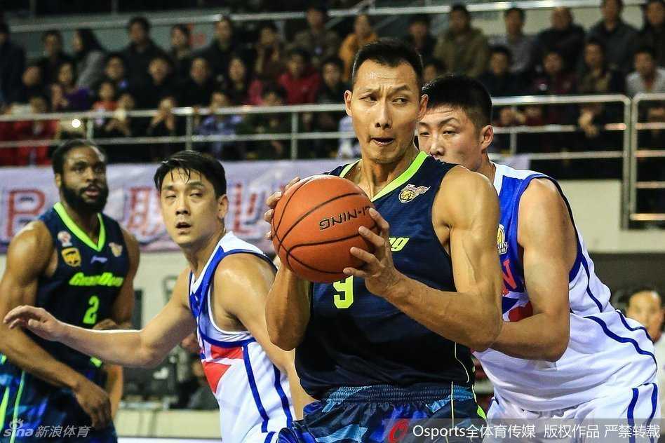 迪奥古在几乎零度角的位置果断出手，皮球越过防守球员指尖，直奔篮筐。