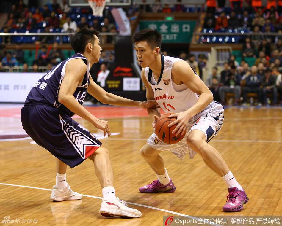 广东德比烽火起 周鹏指挥若定阿联劈扣难救主 周鹏外线持球面对两人包夹,他眼神坚毅寻找着队友的跑位,整个进攻体系在他手中梳理得井井有条。