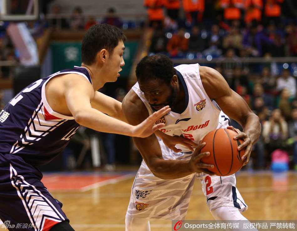 广东德比烽火起 周鹏指挥若定阿联劈扣难救主 易建联完成双手暴扣后挂在篮筐之上,肌肉线条分明,这石破天惊的一扣彰显了CBA第一人的霸气。
