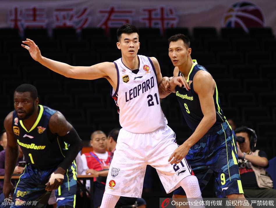 拜纳姆流露出失望的神情，面对近在咫尺的胜利却因失误葬送，他紧咬球衣，眼神中满是对自己的懊恼与不甘。