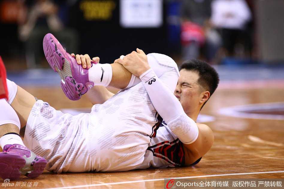 孟铎在队友的搀扶下受伤下场，他低垂着头，脚步蹒跚，裤腿上有破损，整个球馆都为他的顽强献上掌声。