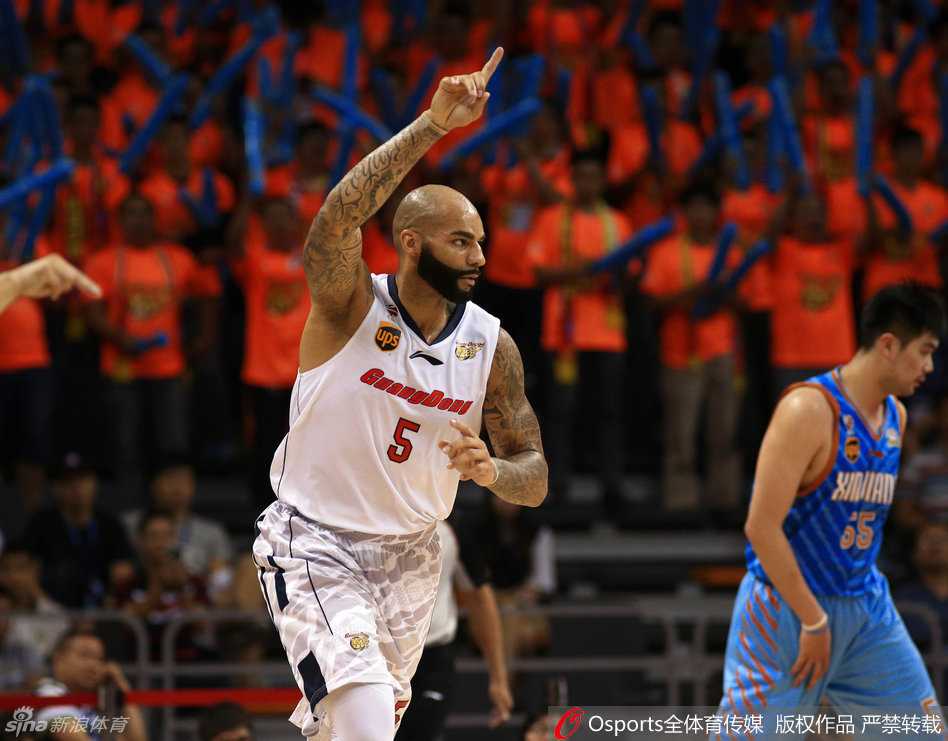 面对场上激烈的身体对抗，核心易建联在倒地拼抢中展现出顽强的求生欲望，他的眼神里写满了不放弃不服输的斗志。