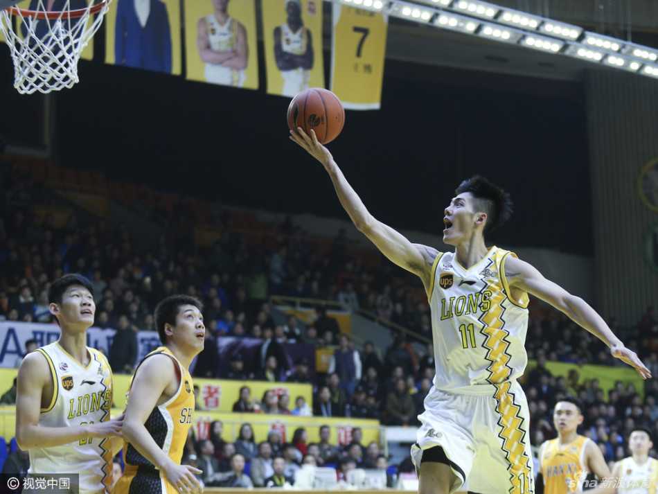 广厦力克山西的夜晚,宝岛双雄与“福库里”的激情协奏 富兰克林飞身拼抢地板球,即便倒地也要将球权揽入怀中