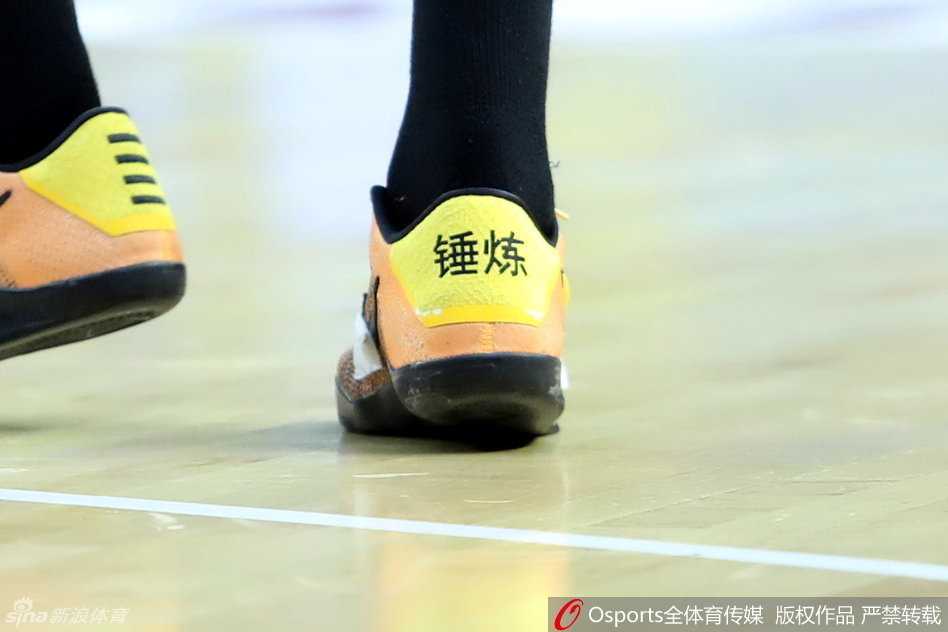 广厦力克山西的夜晚,宝岛双雄与“福库里”的激情协奏 富兰克林低头凝视自己球鞋上的中文格言,露出意味深长的微笑