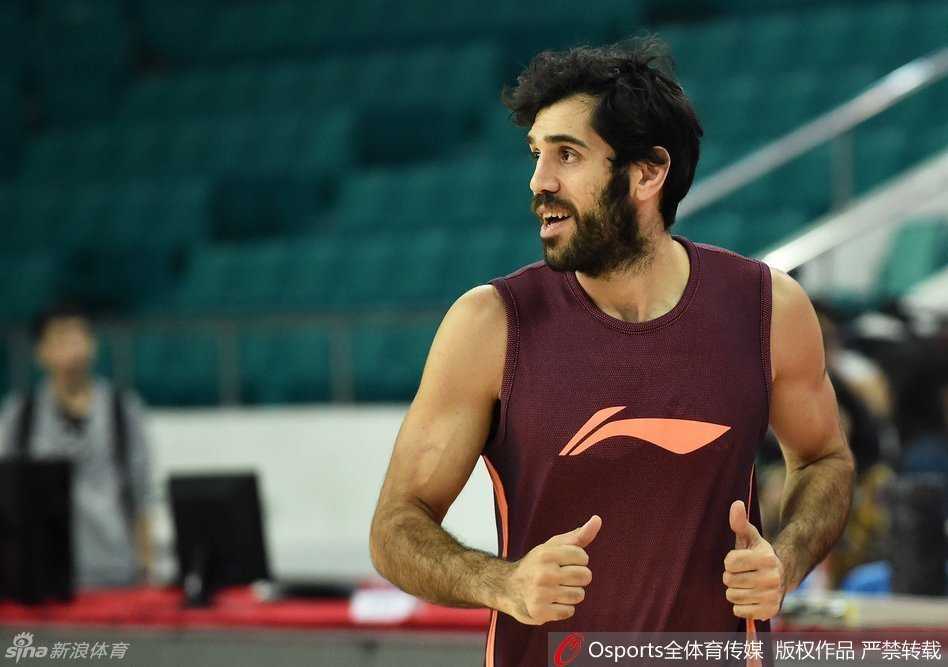 广州男篮赛前训练气氛凝重 巴赫拉米库克率众将积极备战冲击首胜 范子铭与郭凯在内线进行高强度对抗训练,两人在篮下寸土必争,年轻的内线组合代表着广州队的未来。