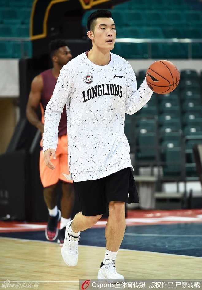 谷玥灼稳健地控球穿越半场，他目光如炬，正在观察场上队友的跑位，这位大学生选秀球员正努力在职业舞台上书写属于自己的篇章。