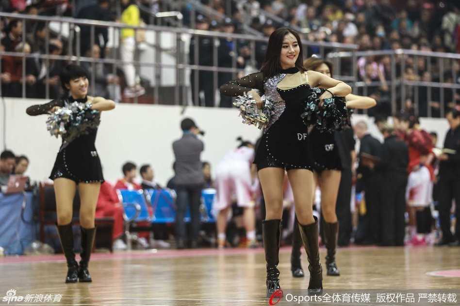 全体啦啦队员围成半圆形，双手在胸前比出爱心手势，面带灿烂微笑，向观众和球员表达谢意与祝福。