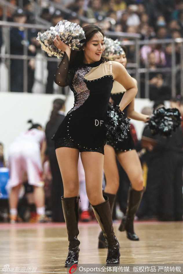 两位金发啦啦队员高高跃起，长发在空气中划出优美的弧线，笑容灿烂如阳光，活力四射令人心潮澎湃。