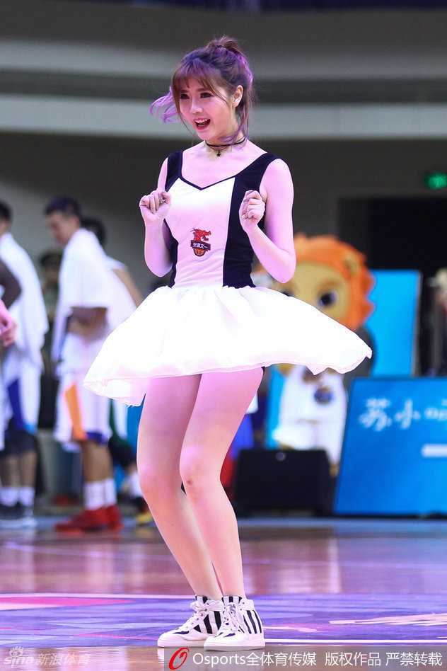 异域风情感燃赛场,NBL全明星赛上的那些短发精灵 动感的音乐节拍中,短发舞者肆意飞扬,白裙勾勒出妖娆的身姿。她随着节奏尽情摇摆,那股由内而外散发的感染力,让看台上的观众忍不住跟着律动起来。