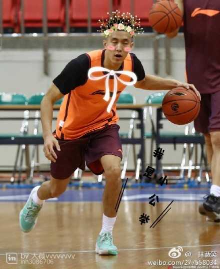 当“大侄子”撞上“灵魂画手” 郭艾伦的微博头像与发型进化论 这张作品走的是‘复古风’,郭艾伦被P成了八十年代的摇滚青年,爆炸头配上古铜色的皮肤,再加上一件花衬衫,仿佛随时准备上台高歌一曲。