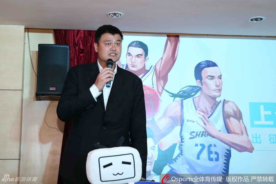 上海男篮颜值担当刘晓宇身穿新赛季战袍亮相，帅气面庞搭配坚毅眼神，他将在新赛季担任起穿针引线与攻城拔寨的双重重任