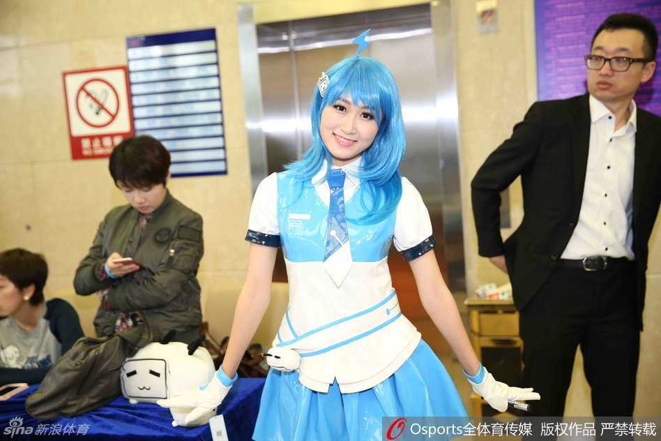 当篮球遇见二次元:姚明和他的“上海哔哩哔哩篮球队”破壁出征 除了主舞台的表演,在球员通道和观众席入口处,随处可见身着动漫应援服的女孩们。她们手持应援棒,与过往的球迷互动合影,仿佛将秋叶原的街头文化直接搬运到了CBA的赛场边,让原本充满雄性荷尔蒙的篮球馆多了几分俏皮与活力。