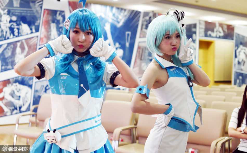当篮球遇见二次元:姚明和他的“上海哔哩哔哩篮球队”破壁出征 不仅是舞台上的表演者,就连签到台和嘉宾区都充满了二次元的元素。几位身着精致动漫服饰的女孩作为迎宾人员,正在为到场嘉宾引导签到,她们的出现让常年报道体育的老记者们也忍不住拿起手机拍照,直呼‘活久见’。