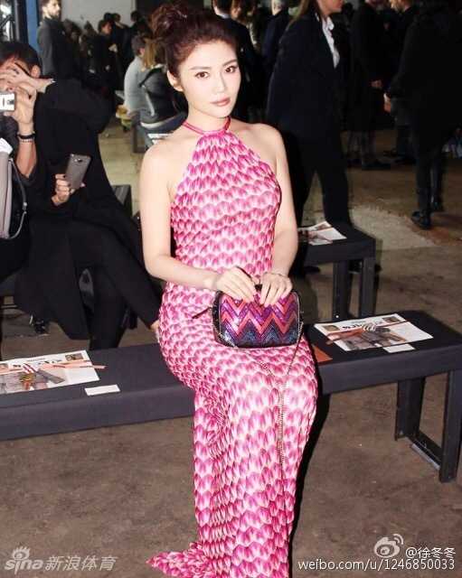 徐冬冬自嘲马甲线失踪,誓言重拾健身再塑性感曲线 徐冬冬换上类似制服的裙装,展现出略带清纯又充满诱惑的别样魅力,眼神中透着坚定,仿佛在宣告重拾健身计划的决心。