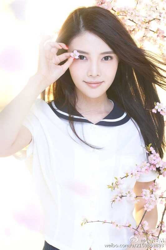 徐冬冬自嘲马甲线失踪,誓言重拾健身再塑性感曲线 休息间隙,徐冬冬以手撩动秀发,紧身衣勾勒出她纤细的腰肢和挺拔的曲线,事业线在贴身衣物的包裹下更显深邃迷人。