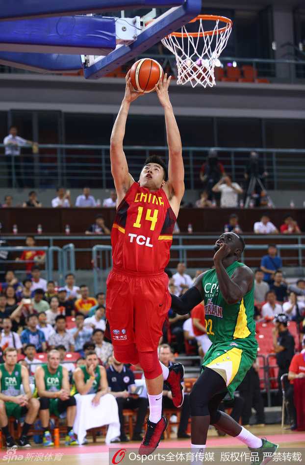 忆中国男篮峥嵘岁月:宫鲁鸣挂帅的铁血一代与他们的拼搏印记 青春靓丽的篮球宝贝随着音乐节拍尽情舞动,她们用无限的活力为现场球迷带来视觉享受。