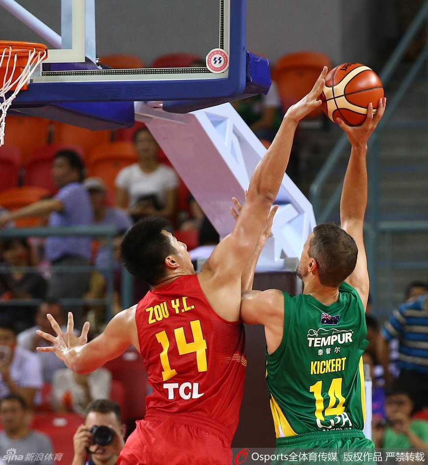 忆中国男篮峥嵘岁月:宫鲁鸣挂帅的铁血一代与他们的拼搏印记 内线铁闸邹雨宸腾空而起,用一记遮天蔽日的封盖拒绝对手的上篮,捍卫禁区尊严。