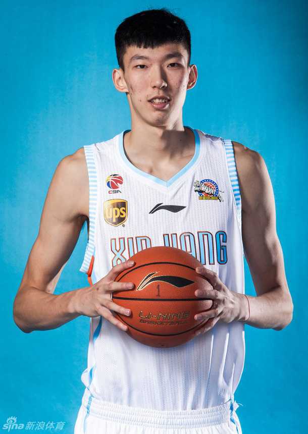 忆往昔峥嵘岁月稠:回望中国男篮里约奥运集训队的荣耀与期盼 昆明海埂基地的阳光下,郭艾伦和周鹏等队员正在进行折返跑训练,脸上挂满汗水,眼神却异常坚定,高原的稀薄空气挡不住他们为奥运拼搏的炽热之心。