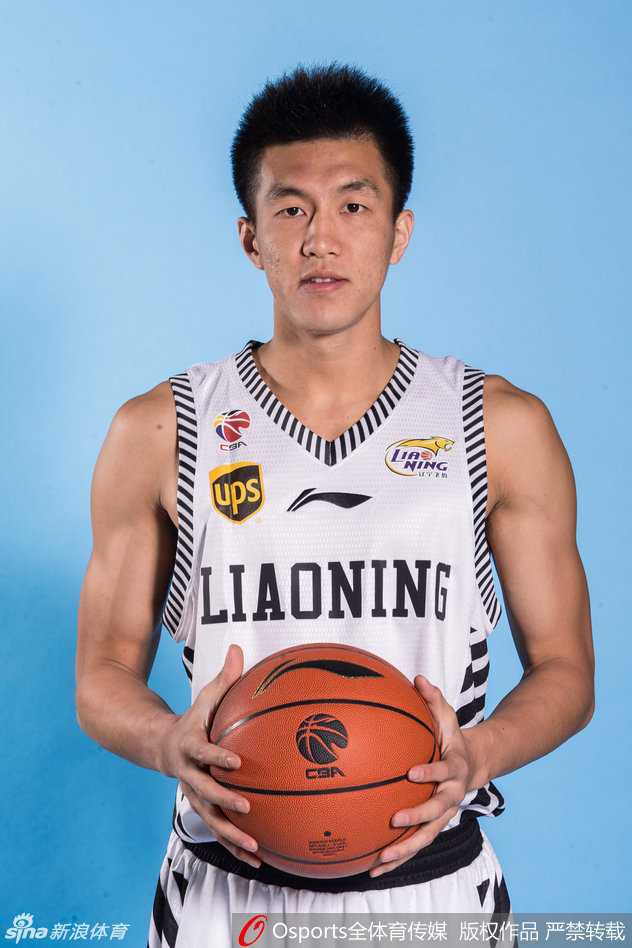 忆往昔峥嵘岁月稠:回望中国男篮里约奥运集训队的荣耀与期盼 训练间隙,翟晓川与丁彦雨航这对锋线搭档并肩而坐,两人眼神中透着思索与交流,仿佛在探讨着下一次跑位如何能更加默契,将训练场的探讨延伸为赛场上的利刃。